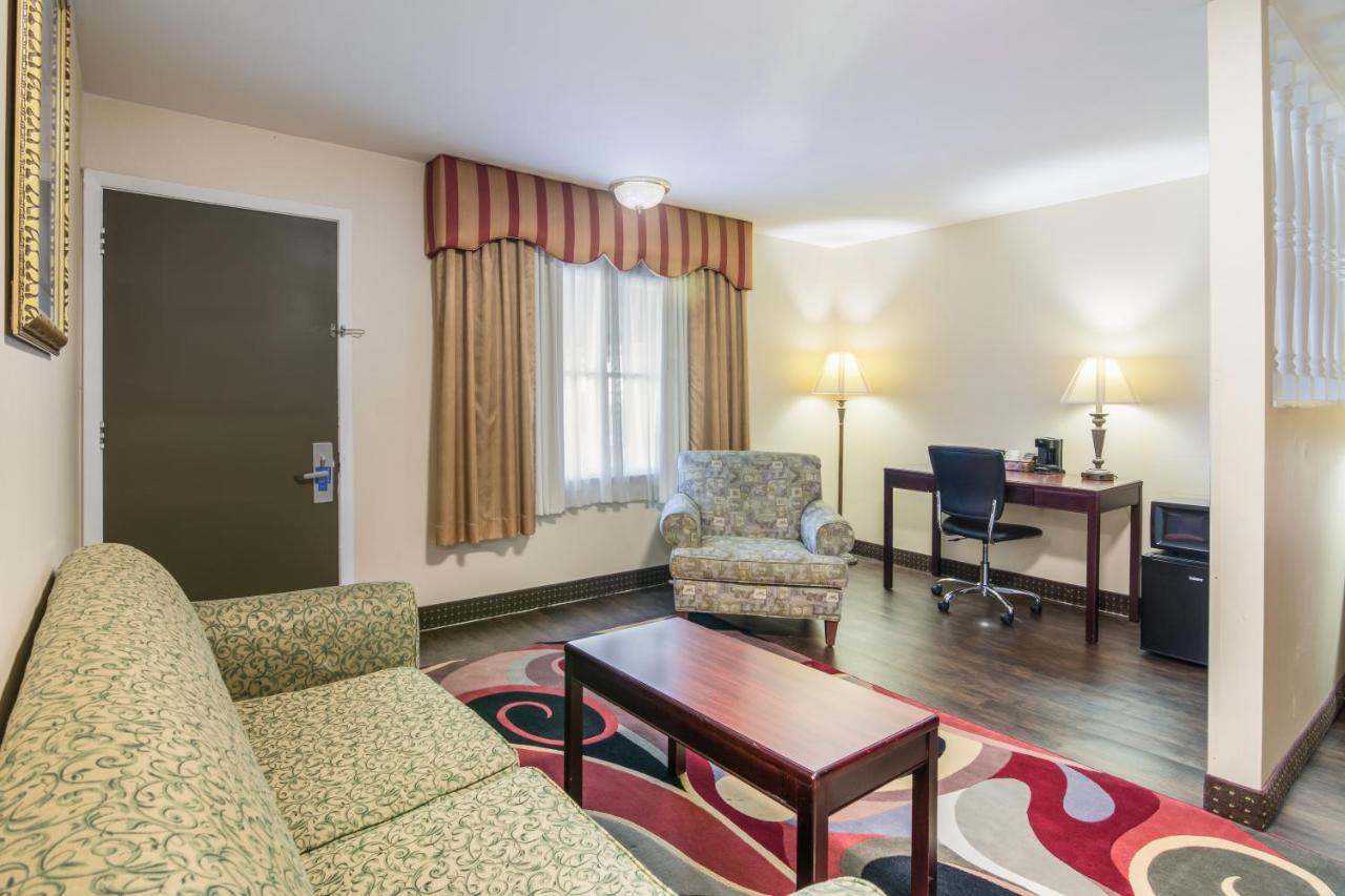 Rodeway Inn Weedsport Exterior foto