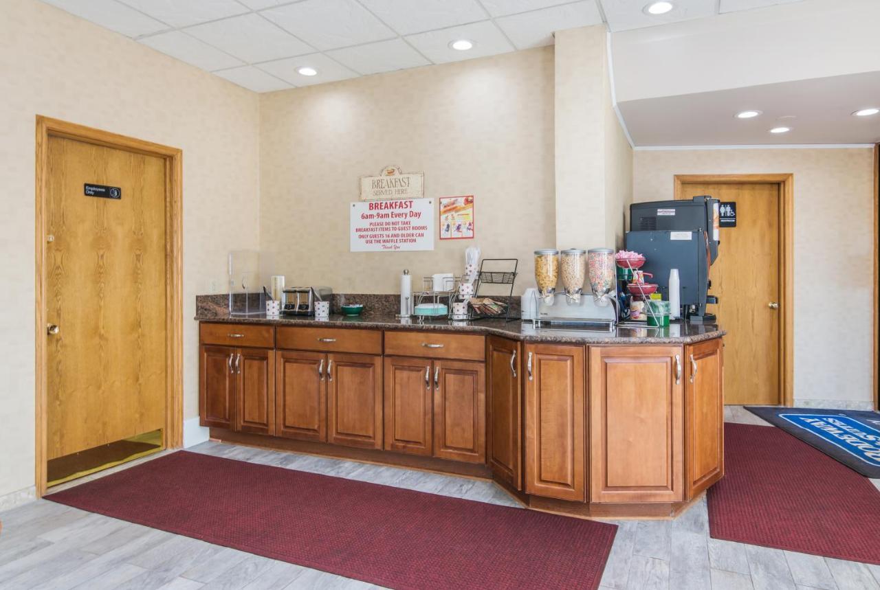 Rodeway Inn Weedsport Exterior foto
